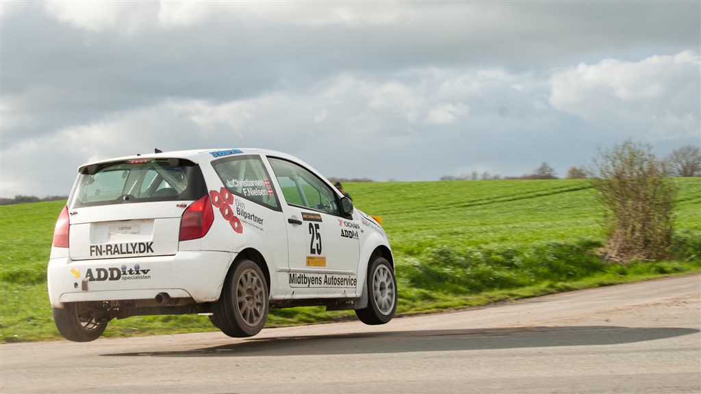 Frank Nielsen og Louise Bang Christiansen er flyvende over en tværgående vej ved Schleswig
(Foto: Rallypics.dk)